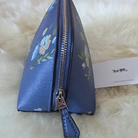 Adorable NWT Coach Tossed Daisy Dark Periwinkle Zippered Cosmetics Case 💙🌼🎁💚 - Picture 8 of 13
